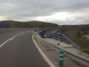 Levensgevaarlijke weg op brug over de Taag