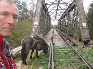 Spoorbrug. Voor Leon geen probleem