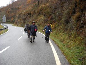 I.p.v. Het glibberige bergpad besloten we over de (rustige) weg te lopen, over de pas