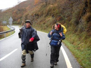 Nu versterkt Constance de gelederen. Regenjas aan, uit, aan enz.
