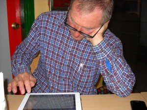 Ouwe leim (geleerd v BD), werkend aan blog