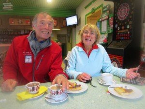cafe pause. Buiten krijgt Leon wortels van serveerster