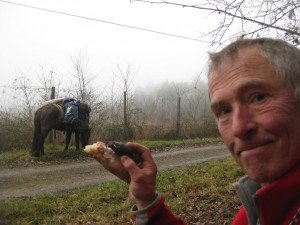 Middagpauze. Varkensworstje (net drol, maar wel lekker), gisteren van bbq- boerin gekregen, moet er aan geloven
