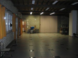 de zaal tegen ons gite aan, waarin de kleuters warden beziggehouden