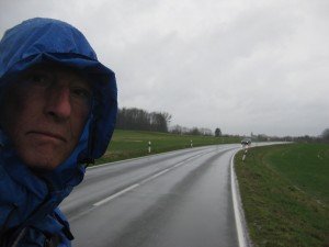 Constant regen. Ook de auto's spatten ons nat