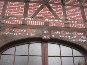 Veel opschriften boven de ingang