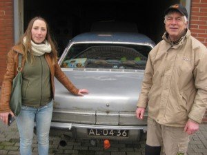 Lil en Jos met de oldtimer uit de 50-er jaren
