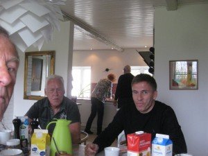 Li de bokser, re de motorman, achter baas en bazin, bezig met ons ontbijt