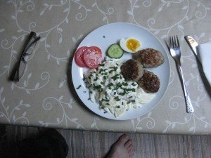 Avondeten. Een paar stukjes tomaat en komkommer had ik al op