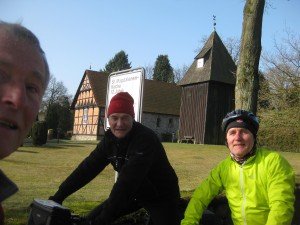 Close up voor de middeleeuwse kerk in Undeloh