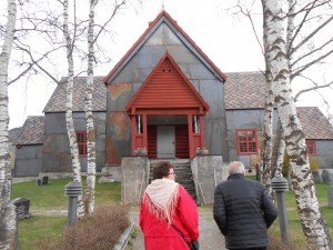 Met mijn huisbaas en - bazin naar de zondagdienst in Vollheim