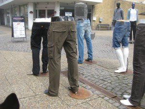Zoals ze bruiden zonder hoofd verkopen, leven hier mensen zonder romp. Zul je mee getrouwd zijn!
