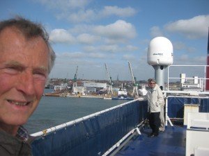 De kerk van Frederikshavn (Dk) gezien vanaf bovenste, 9e, dek v d boot