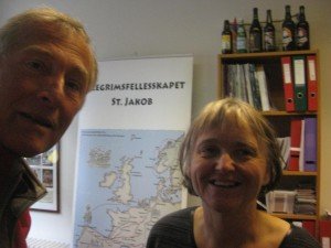 Op bezoek in het pelgrimsoffice. De uitbaatster van vandaag en ik