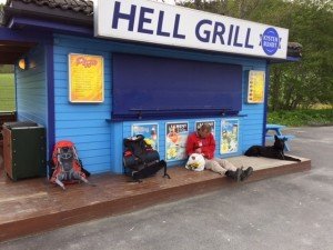 Korte pauze in Hell. We voelen ons echte Hell's Angels, vooral Francien