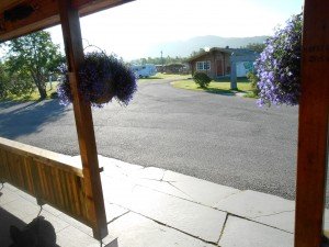 Zicht vanaf de receptie van de camping op mijn hut in de verte
