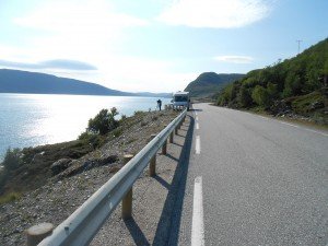 Niet prettig lopen. Wel mooi landschap. Rudi filmt vanaf parkeerplaats