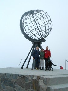 Onder het noordkaapmonument, samen met Paulette en Rudie