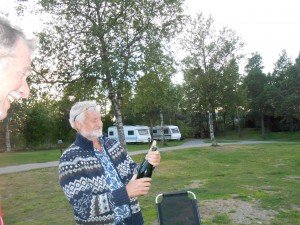 Rudi ontkurkt een champagnefles